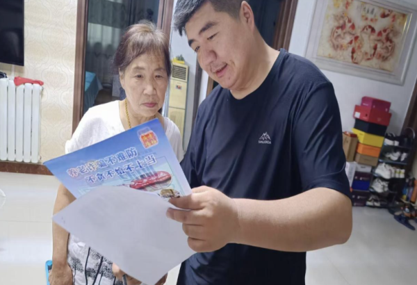 股票配资大全 反诈宣传进家门, 筑牢居民“防火墙”